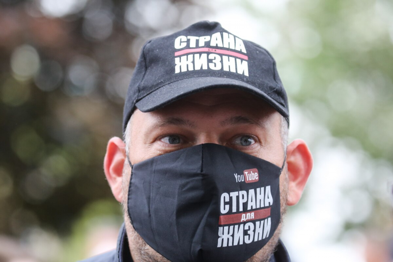 Суд в Гомеле обязал Сергея Тихановского заплатить налоги с $900 тысяч, якобы найденные силовиками за диваном на его даче 