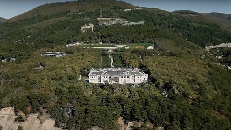 Судебные приставы запретили продавать или закладывать &laquo;дворец Путина&raquo; и землю под ним