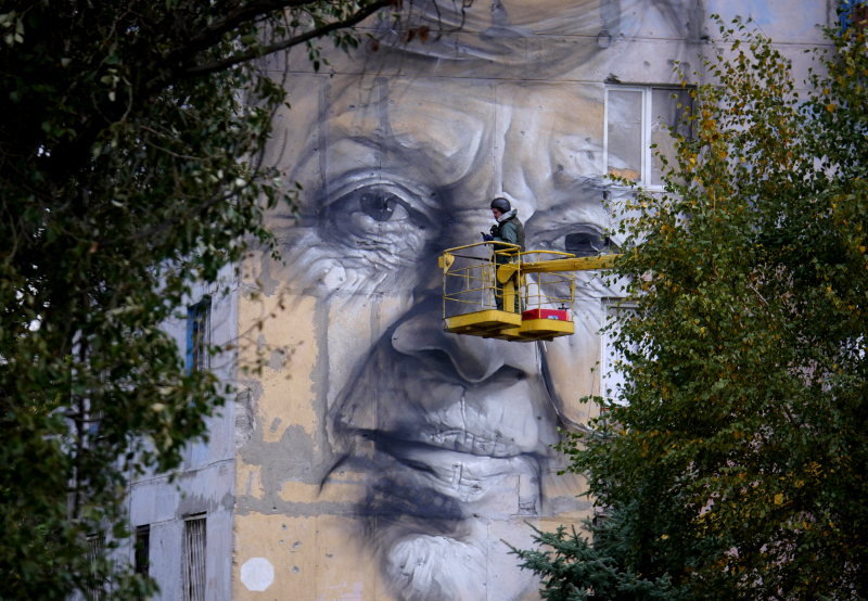 "Так должна выглядеть Россия: безрадужная и со скрепами?" Как уличные художники противостоят коммунальщикам