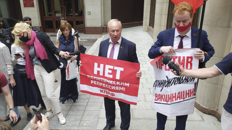 У администрации президента в Москве прошла акция коммунистов против обязательной вакцинации