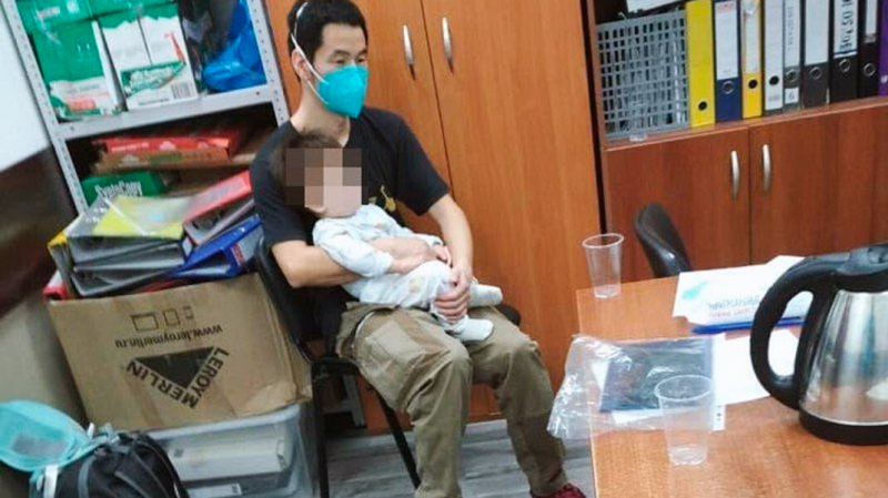 В Москве после 15 часов допроса у китайца отобрали сына, рождённого от суррогатной матери