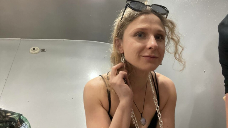 В Москве задержали Марию Алёхину. Она — четвёртая за сутки участница Pussy Riot, доставленная в полицию