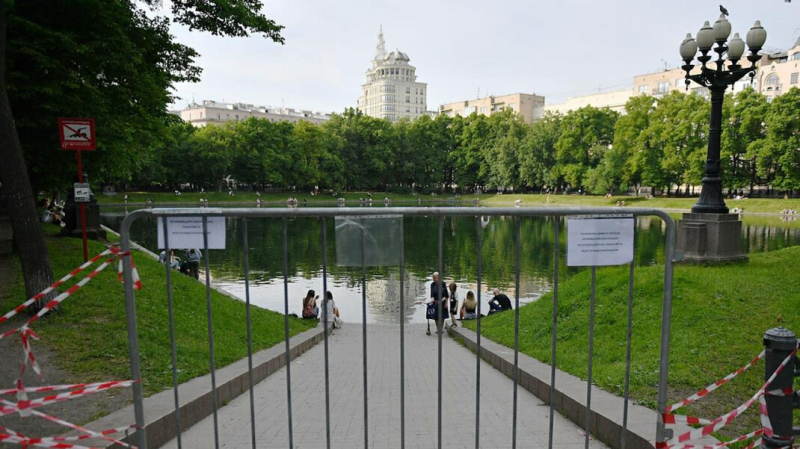 В Москве запретили въезд без прописки на Патриаршие пруды из-за жалоб жителей на шум