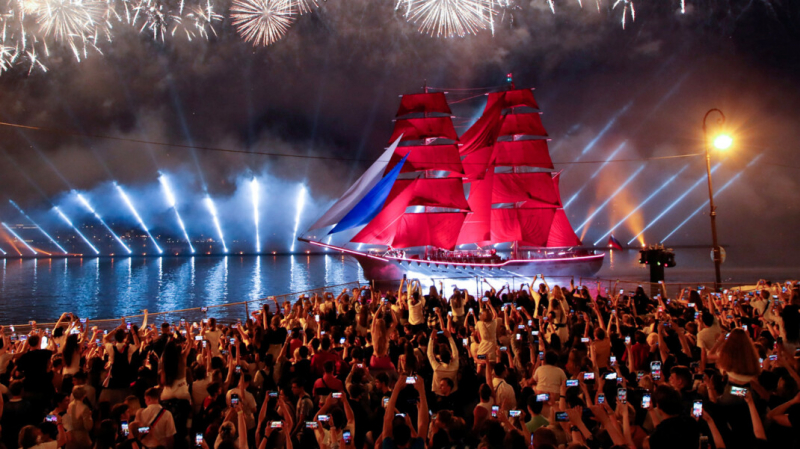 В Петербурге тысячи людей всю ночь отмечали &laquo;Алые паруса&raquo; на фоне роста заболеваемости COVID-19