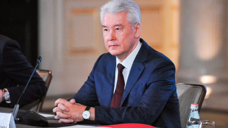 &laquo;Вакцинируйся и всё лето свободен&raquo;. Собянин ответил на шуточный пост комика Незлобина про COVID