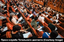 "Вариант со сменой автора был бы более губителен". Почему "Тотальному диктанту" впервые не дали президентский грант