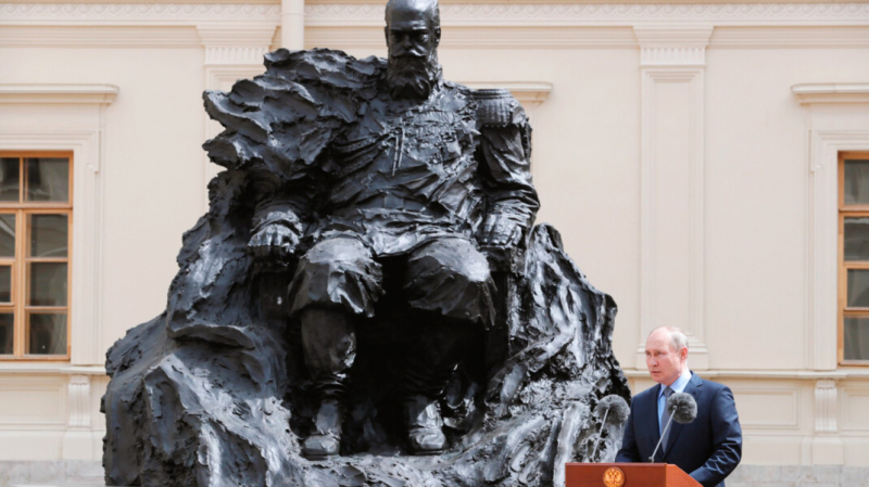 «Виноваты, перенервничали»: Путин открыл памятник Александру III с неправильным орденом, ошибку исправили