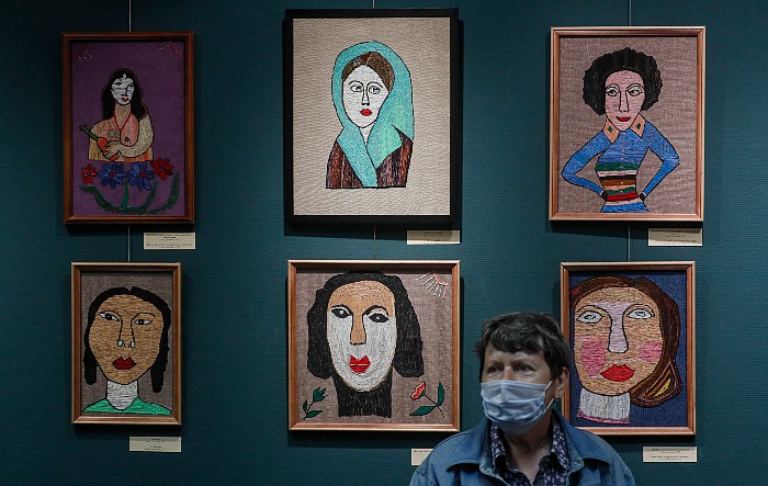 Власти Москвы допустили появление в общественных местах зон для привитых