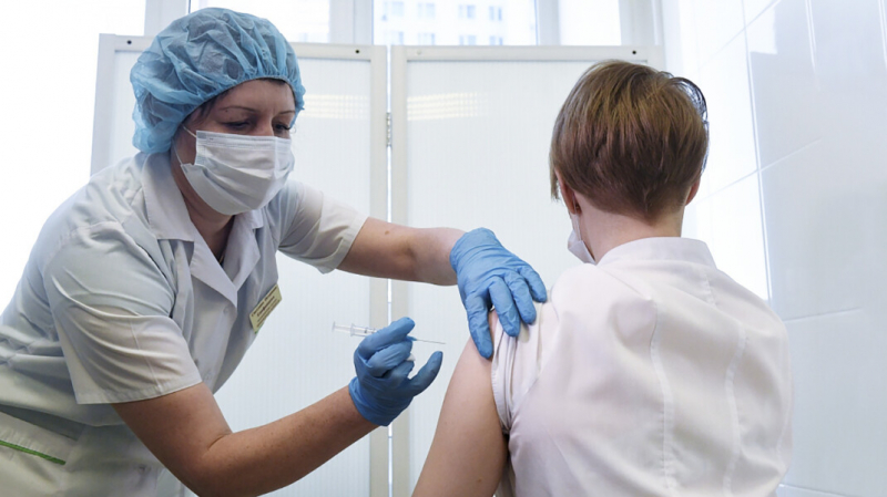 Власти Москвы и Подмосковья объявили принудительную вакцинацию работников сферы услуг и чиновников