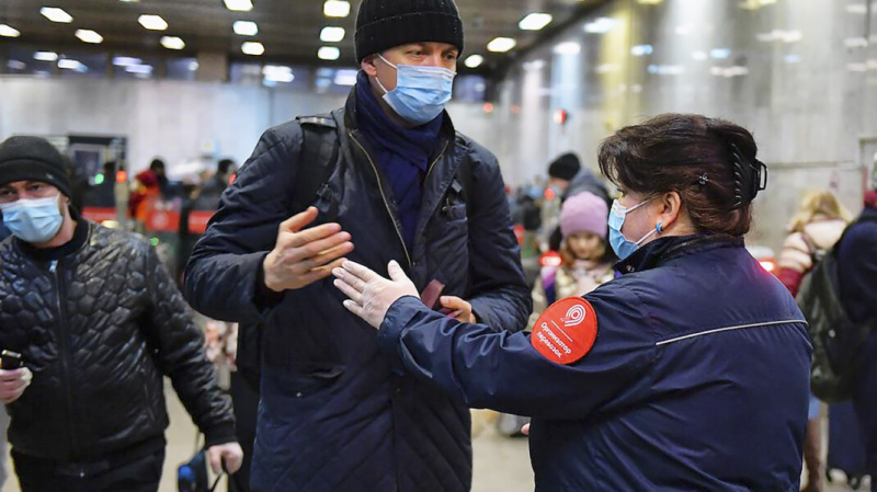 Власти Москвы усилят контроль за ношением масок и перчаток на фоне роста числа заражённых