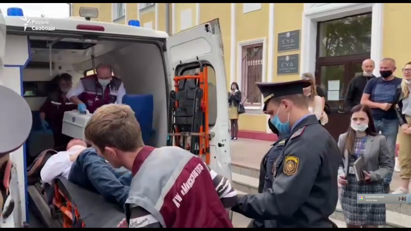 "Все было очень быстро, мы не сразу сообразили, что он сделал". Свидетельница – о попытке Степана Латыпова совершить суицид в суде