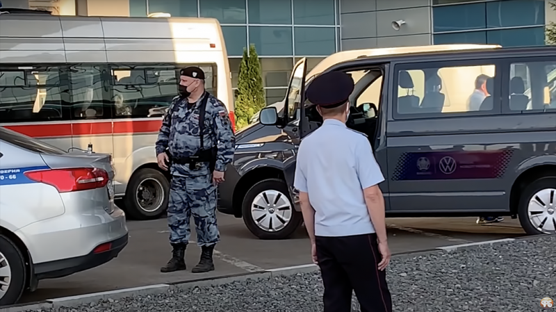 Вылетевшую с Евро-2020 сборную России встречали в Москве ОМОН и полицейские машины. Болельщиков не было