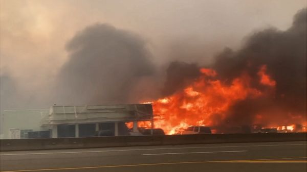 "У людей было 15 минут на сборы". В Канаде из-за небывалой жары сгорел поселок