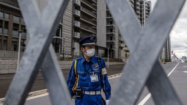 Коронавирус: в Токио накануне Олимпиады считают зараженных, Британия празднует отмену ковидных ограничений