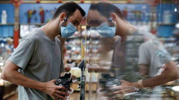 Кофе, яблоки, вино и одежда. Какие товары подорожают в России?