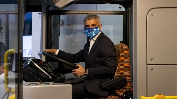 Коронавирус в мире: полиция разогнала акцию противников ковид-сертификатов в Париже, суд в Испании признал локдаун незаконным