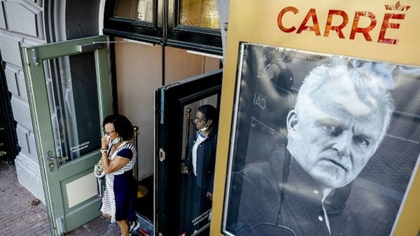 Тысячи людей простились с голландским журналистом Питером де Врисом