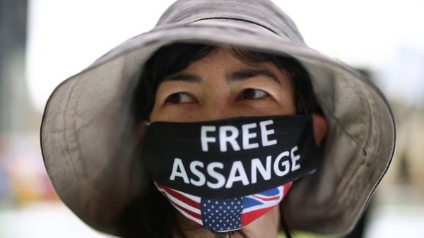 Основателя WikiLeaks Джулиана Ассанжа лишили гражданства Эквадора