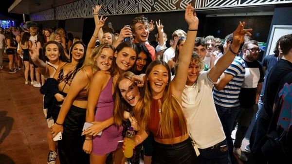 Коронавирус: в Токио накануне Олимпиады считают зараженных, Британия празднует отмену ковидных ограничений