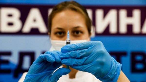 Коронавирус в мире: полиция разогнала акцию противников ковид-сертификатов в Париже, суд в Испании признал локдаун незаконным