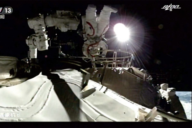 Китайские астронавты совершили первый выход в открытый космос с борта Китайской космической станции
