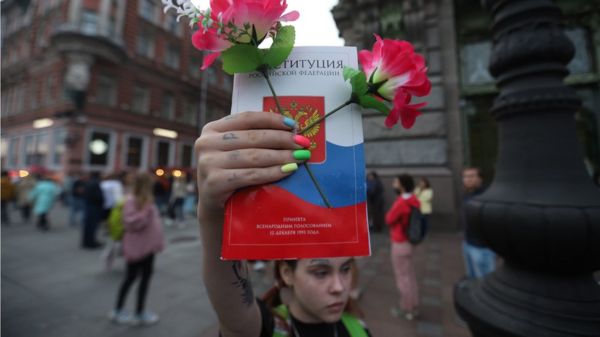 Эксперты о годовщине поправок в Конституцию: "Россию превратили в выборную монархию"