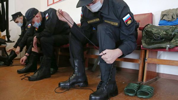 "Даже повариха военной части". Кого и за что ФСБ предлагает включать в новый реестр иностранных агентов