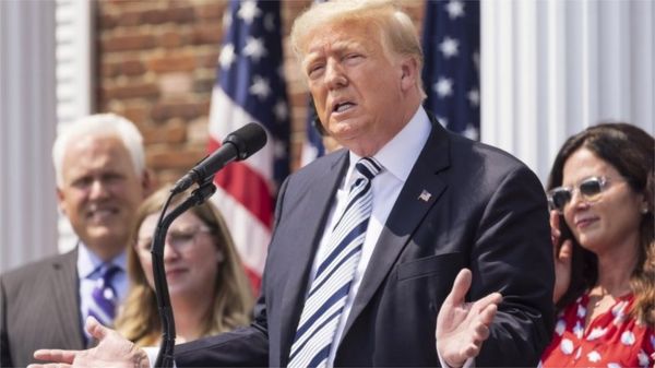 Дональд Трамп подал в суд на Twitter, Google и Facebook. Он обвиняет их в цензуре