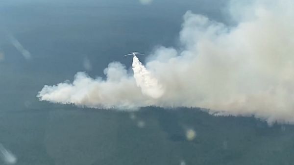 Якутск окутан дымом из-за лесных пожаров, в городе закрыт аэропорт