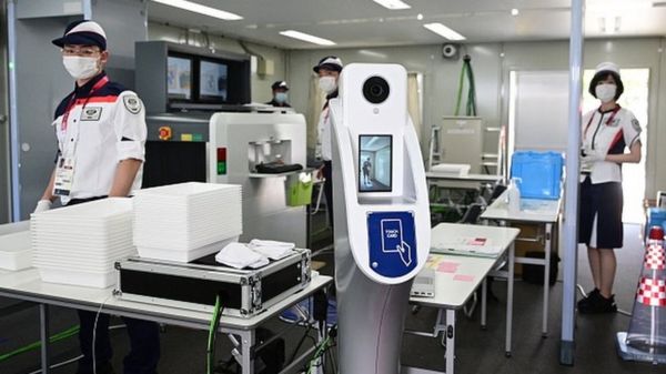 Коронавирус: в Токио накануне Олимпиады считают зараженных, Британия празднует отмену ковидных ограничений