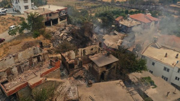 Фото: в Турции бушуют лесные пожары, часть туристов эвакуировали