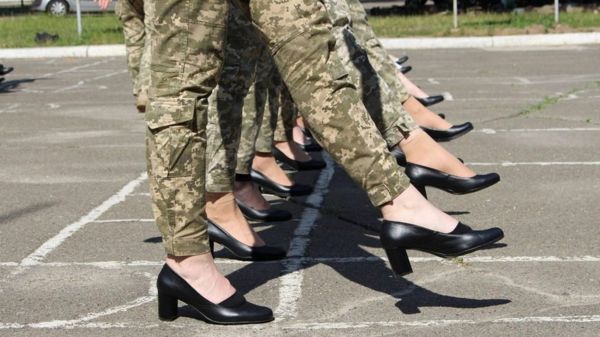 "Лютый стыд": на Украине возмущаются тем, что женщин-военнослужащих заставили маршировать на каблуках