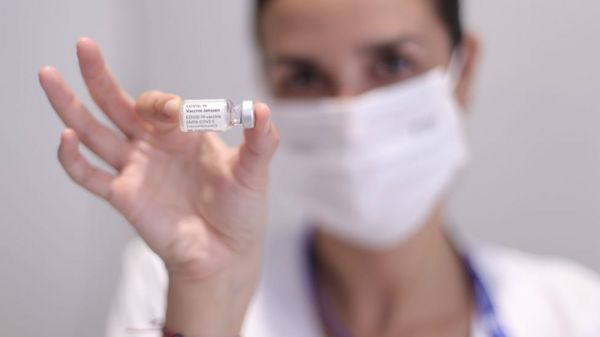 Коронавирус: Англия готовится "вынуть стержень из реактора", а Франция просто закручивает гайки