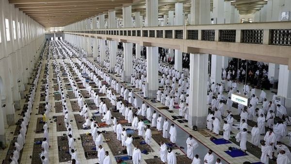 Коронавирус: в Токио накануне Олимпиады считают зараженных, Британия празднует отмену ковидных ограничений