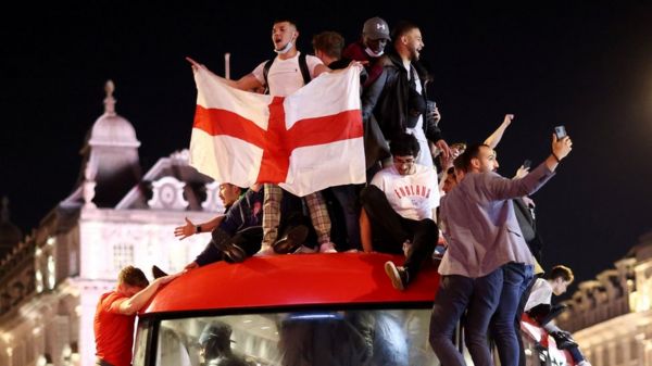 Дайджест: Англия ликует и готовится к финалу Евро-2020; ВОЗ предупреждает, что отменять карантин опасно