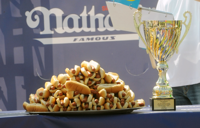 Американец съел 76 хот-догов, установив новый мировой рекорд