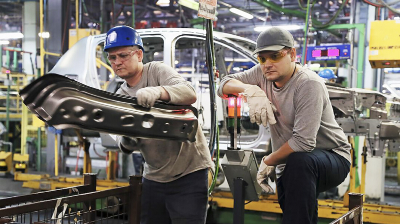 АвтоВАЗ в третий раз за лето приостановил выпуск машин из-за отсутствия деталей