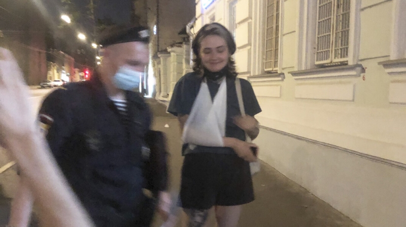 &laquo;Боюсь ходить по улицам&raquo;. Избитая полицейскими в центре Москвы журналистка решила уехать из России