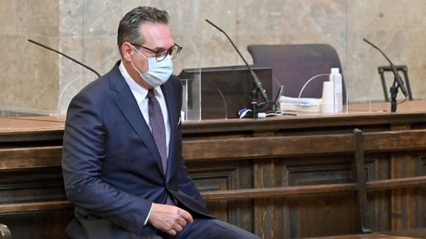 Ибицагейт: оскандалившегося в деле с "россиянкой Аленой" бывшего вице-канцлера Австрии Хайнца-Кристиана Штрахе судят за коррупцию