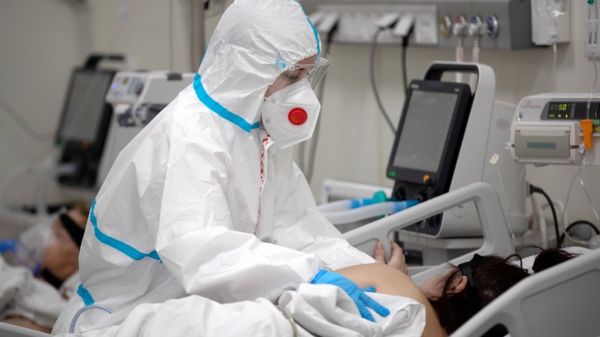 Коронавирус в России: новый рекорд смертности, непривитых оставят без зарплаты, иностранцам обещают QR-код