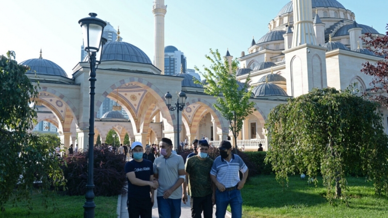 Чечня первой из российских регионов заявила о вакцинации 60% взрослого населения