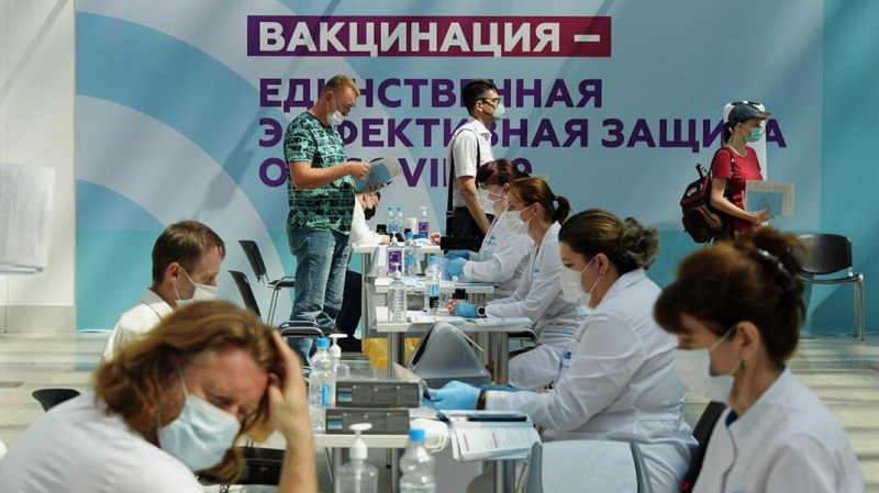 Число привитых и переболевших ковидом сотрудников в коллективе должно быть не менее 80%, заявили в Минтруде