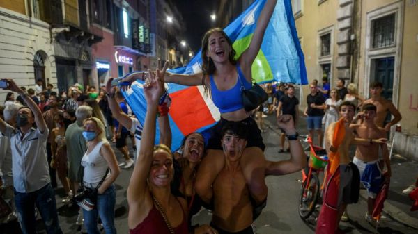 Дайджест: финал Евро, протесты на Кубе и Брэнсон в космосе