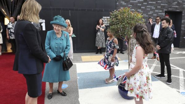 Королева Елизавета II зашла в паб на съемках главной британской мыльной оперы