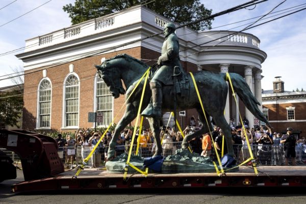 Шарлотсвилл: в США снесли памятники конфедератам Ли и Джексону, вызвавшие столкновения в 2017 году