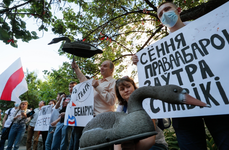 "Два месяца понадобилось, чтобы не шугаться людей в форме". Как живут политические беженцы из Беларуси в Киеве