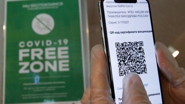 Коронавирус в России: новый рекорд смертности, непривитых оставят без зарплаты, иностранцам обещают QR-код