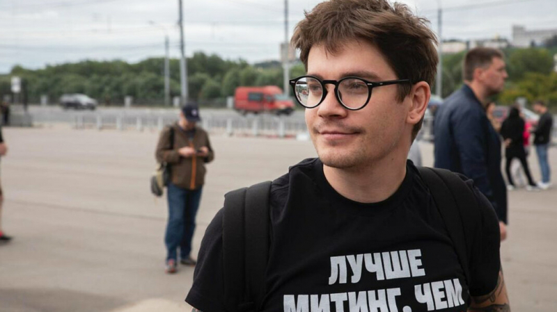 Экс-сотрудника Штаба Навального увезли на допрос с поминок отца. Причины такой срочности они не объяснили