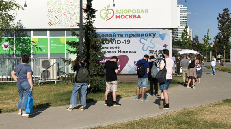 «Если что-то в дефиците — значит, надо за этим стоять». Эксперты объяснили ажиотаж вокруг «КовиВака»