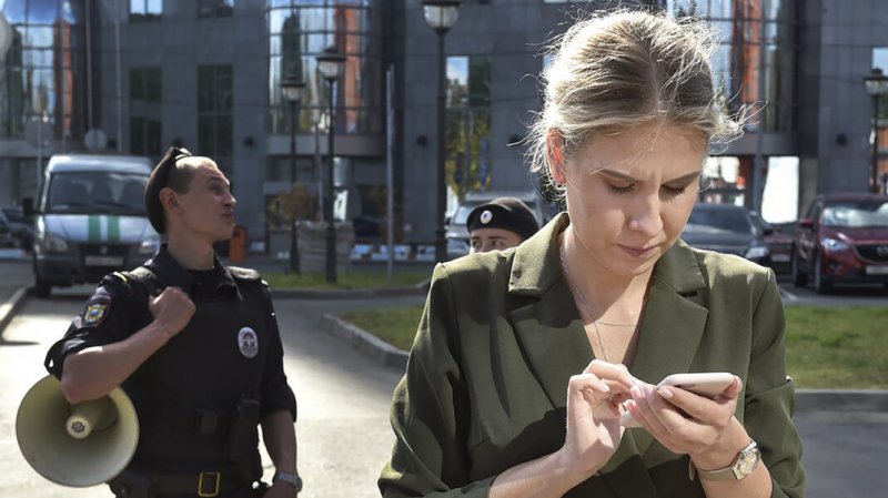 &laquo;Это я дырку в "Союзе" пробила?&raquo; Соболь и Рогозин поспорили в Twitter &mdash; о коррупции и уголовных делах